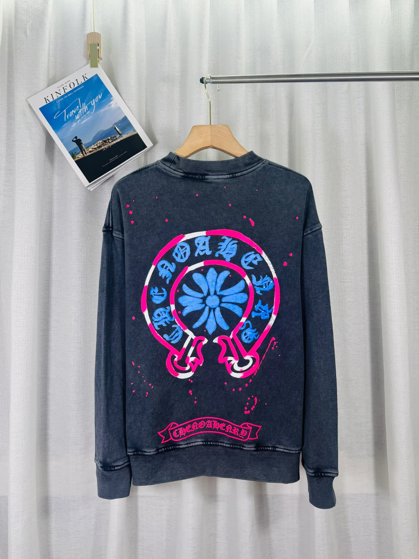 P270 top version, real shot without P, ​​different from market currency) 𝗖𝗵𝗿𝗼𝗺𝗲 𝗛𝗲𝗮𝗿𝘁𝘀/Croxin 2025 3D three-dimensional autumn and winter new original single counter American laser burnt 3D offset printing couple casual sweatshirt 👑The highest version! Customized fabric 430g tripe terry fabric! American pickling and distressing, fried snowflakes, 3D offset printing, best-selling model at the counter, very comfortable to wear. Accessories: original molded and authenticated collar label➕100% silk wash water label. Genuine purchase-grade original hangtag➕matching hanging rope➕3D hanging beads➕original packaging bag. Craftsmanship: The original version has consistent wiring! The highest version of the armhole matching technique! Color: Gray Black Size: S M L XL Style No.: 9317